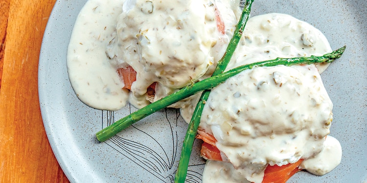 Giornadictines. Dos huevos Benedict estilo Giornale en pan de masa madre, con salmón ahumado y salsa de alcaparras.