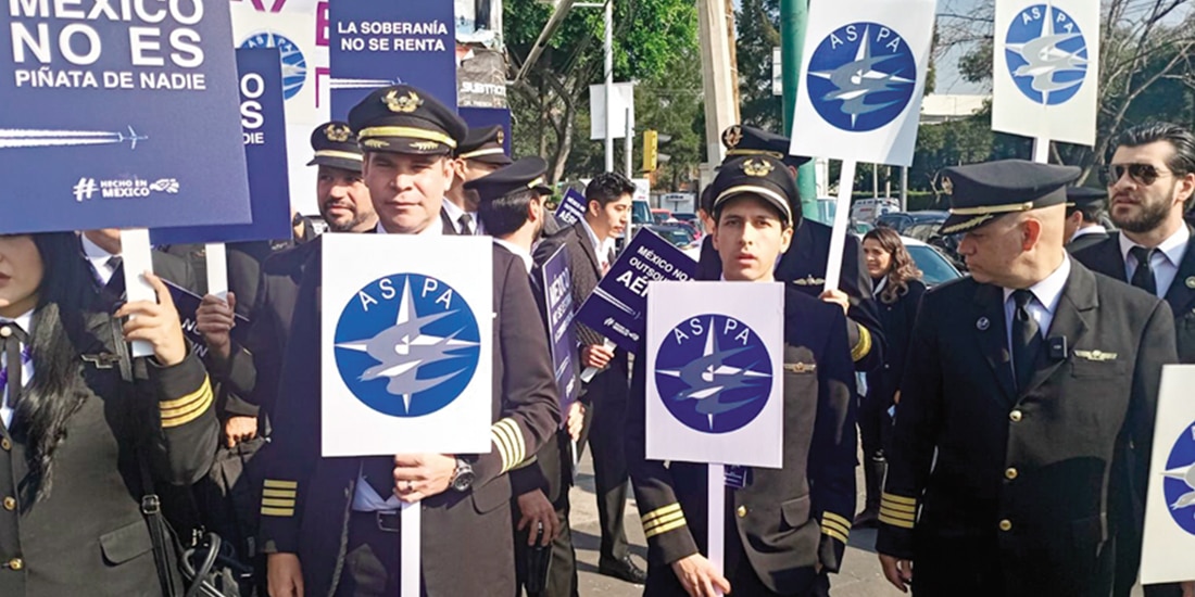 Pilotos pertenecientes al Sindicato de Aviadores se manifiestan fuera de las intalaciones de la SICT, ayer.