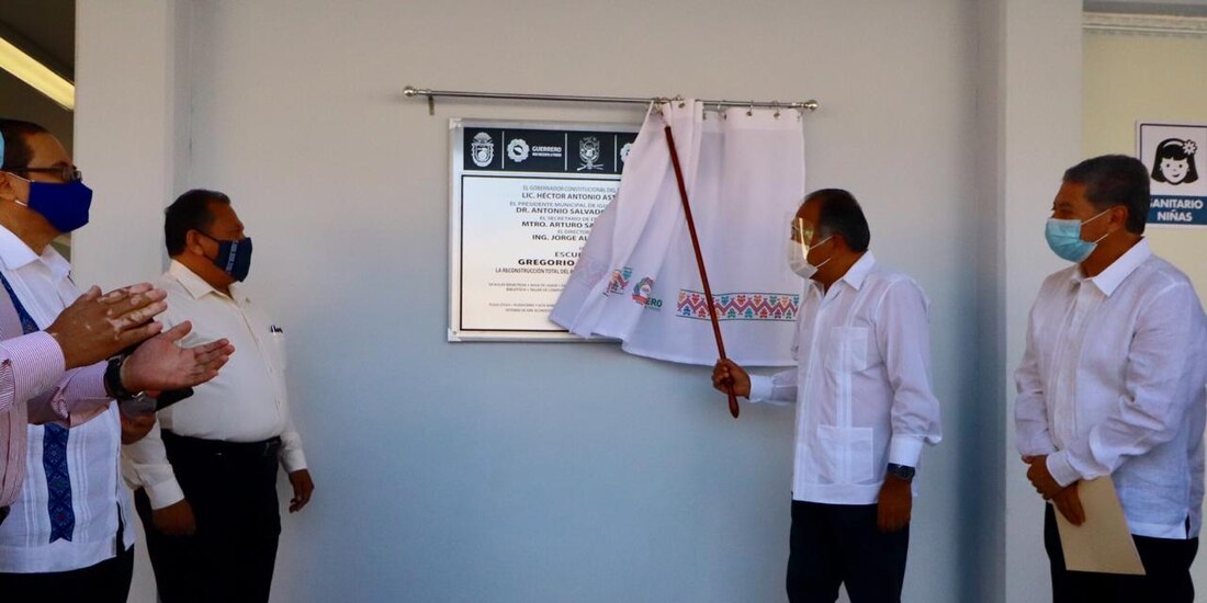 El mandatario guerrerense (der.), ayer, al inaugurar obras en el municipio de Iguala, junto a funcionarios locales.