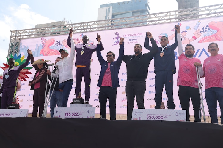 El atleta keniano Simon Maywa cruzó la meta con un tiempo oficial de 1:04:36 para coronarse en la rama varonil.