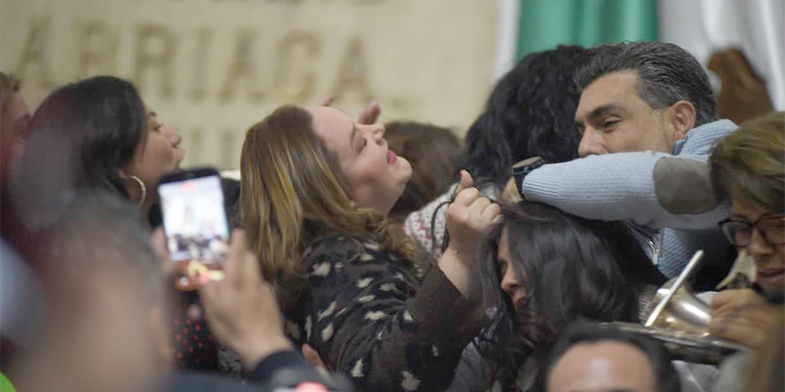 JESÚS SESMA intenta separar a Yuriri Ayala y Daniela Álvarez, el lunes.