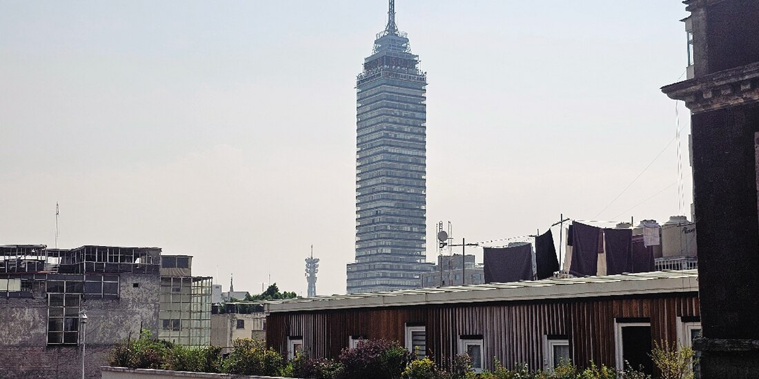 Vista de la Torre Latinoamericana con un cielo contaminado, ayer.