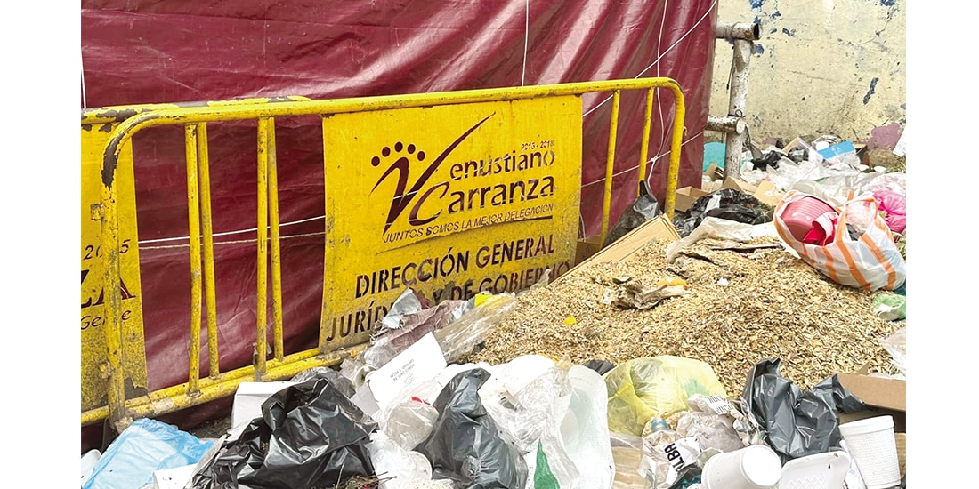 Entre desechos y alcantarillas rotas, así opera el Mercado de Jamaica.