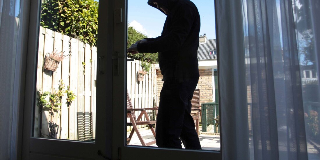 Mujer observa en su celular a dos ladrones robando en su casa