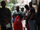 Decenas de personas en situación migrante y de refugio, en su mayoría haitianos, esperan en las inmediaciones de la Comar.