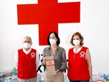 La alcaldesa Lía Limón con funcionarios de la Cruz Roja.