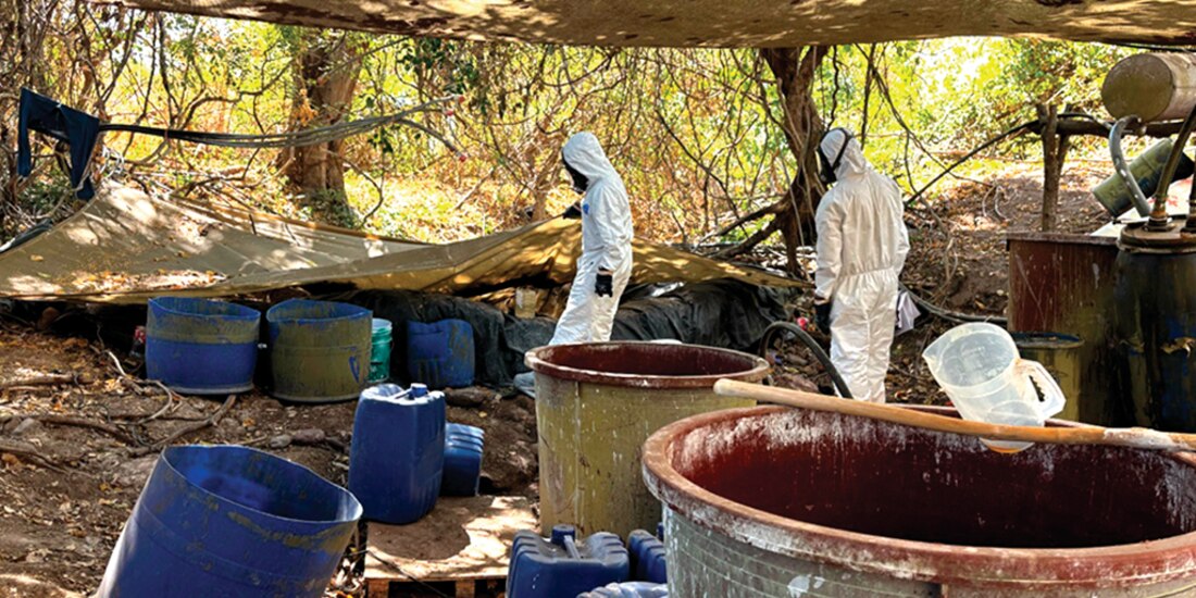 Elementos castrenses durante un cateo en marzo del año pasado.
