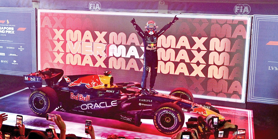 El volante de la escudería Red Bull festeja su victoria conseguida en el Circuito Urbano de Marina Bay, ayer.