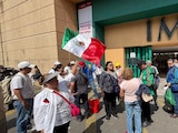 Protesta de trabajadores del Instituto Mexicano del Seguro Social en días recientes.