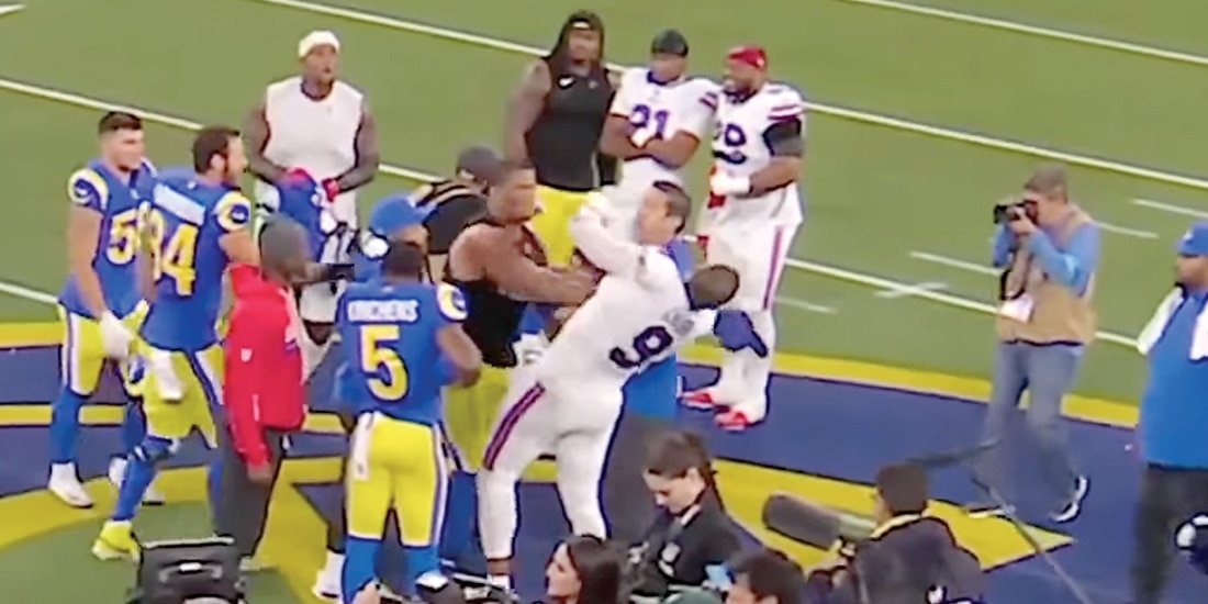 El momento exacto en el que el linebacker golpea a su rival, mientras platicaban en medio del campo, ayer.