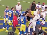 El momento exacto en el que el linebacker golpea a su rival, mientras platicaban en medio del campo, ayer.