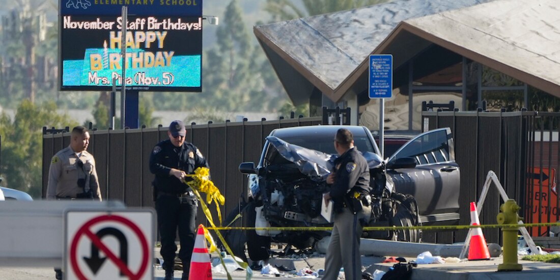 Oficiales acordonan la escena, ayer, en la que se ve de fondo el vehículo dañado.
