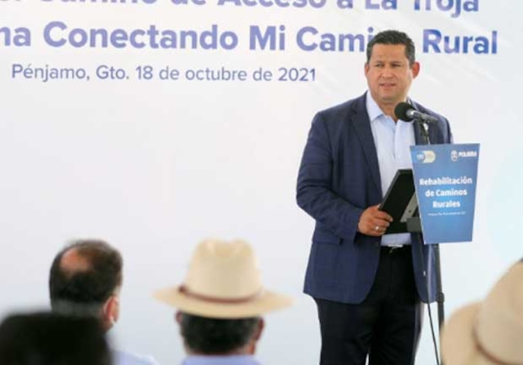 El gobernador de Guanajuato, Diego Sinhué, arrancó los trabajos para la construcción de una Planta Tratadora de Aguas Residuales en la colonia Miguel Hidalgo.