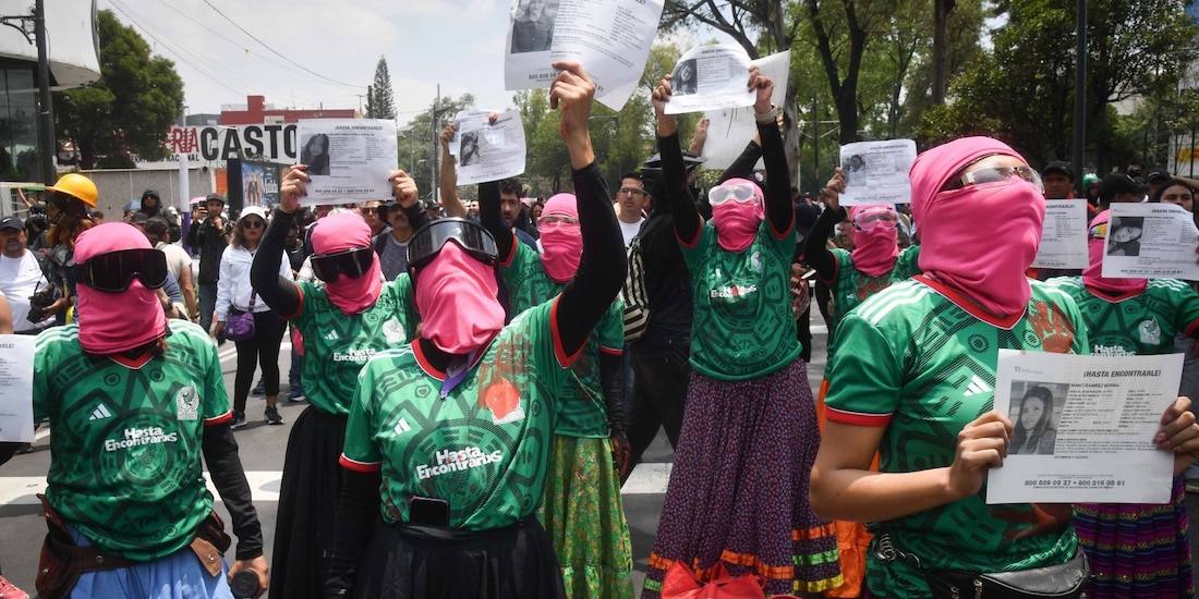 Colectivos de manifestantes sobre Tlalpan el 11 de junio, durante la inauguración del Mundial 2026.