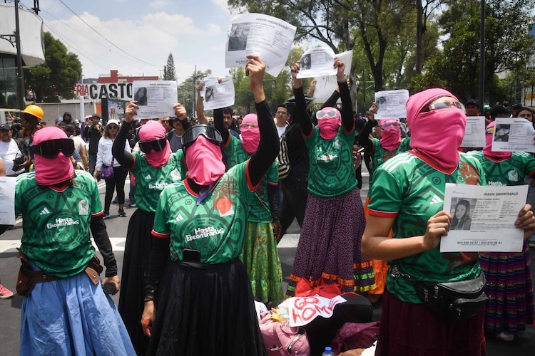 Colectivos de manifestantes sobre Tlalpan el 11 de junio, durante la inauguración del Mundial 2026.