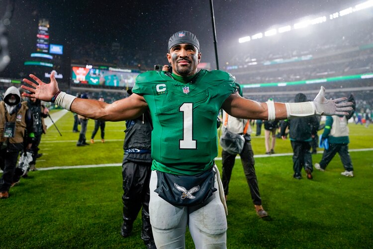 Jalen Hurts, quaterback de Philadelphia Eagles, celebra luego de vencer a los Buffalo Bills.