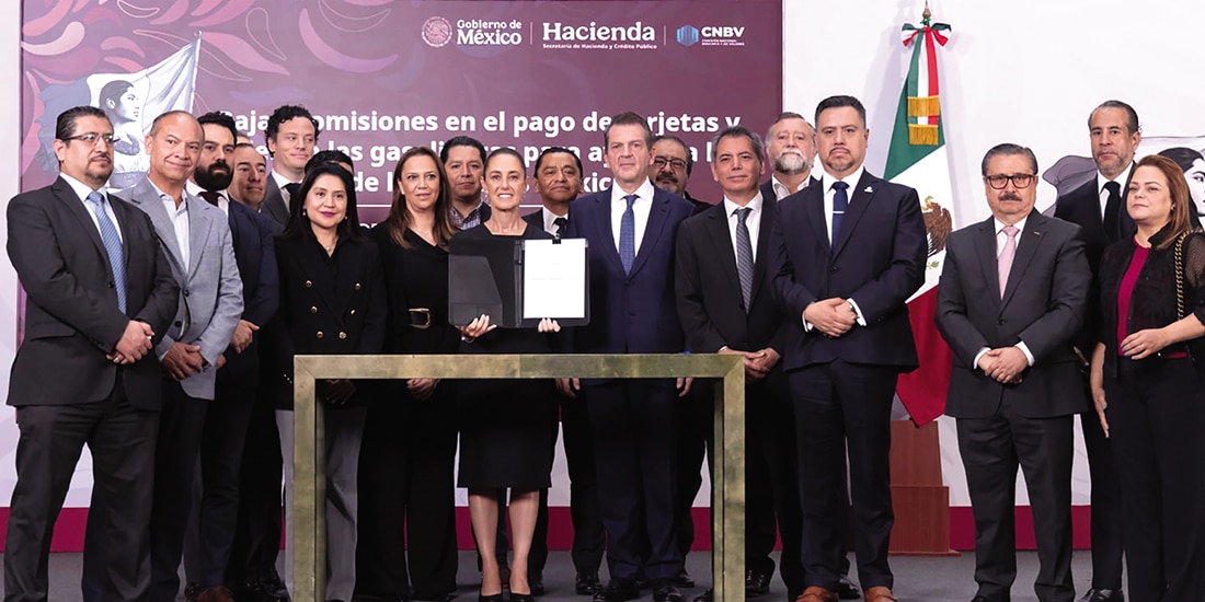 LA MANDATARIA, ayer,
en la firma del acuerdo