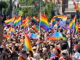 Activistas y defensores de la comunidad LGBT participan en una marcha del orgullo gay, el pasado 19 de junio.