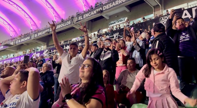Aficionados celebran el empate entre Mazatlán FC y Cruz Azul en una noche de fútbol y Carnaval en el puerto sinaloense.