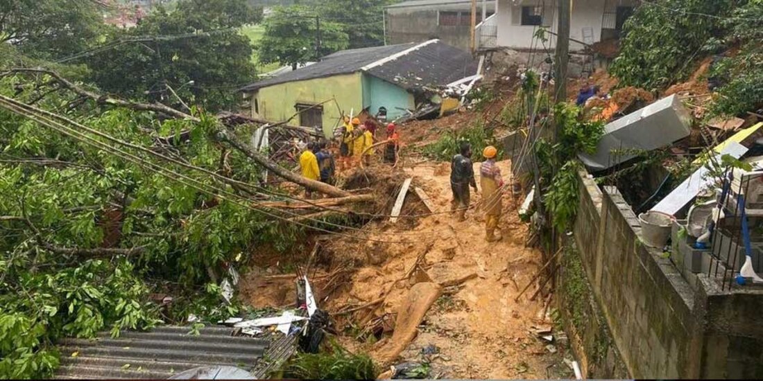 La imagen muestra daños y deslizamientos de tierra causados por fuertes lluvias en Angra dos Reis, Brasil