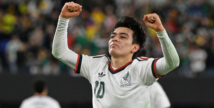 Gilberto Mora se estrena como el 10 del Tricolor.