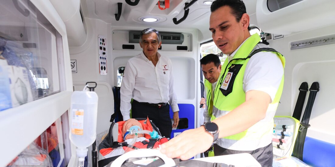 El gobernador Américo Villarreal Anaya entrega 16 nuevas ambulancias para fortalecer el Centro Regulador de Urgencias Médicas.