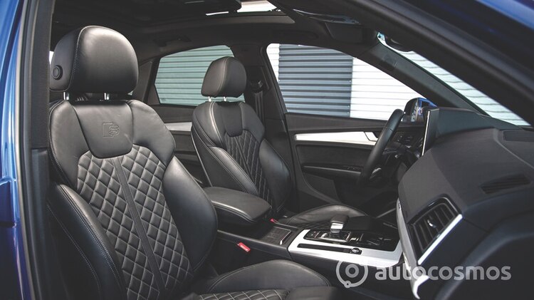 Asientos forrados en combinación de cuero liso y rombos.