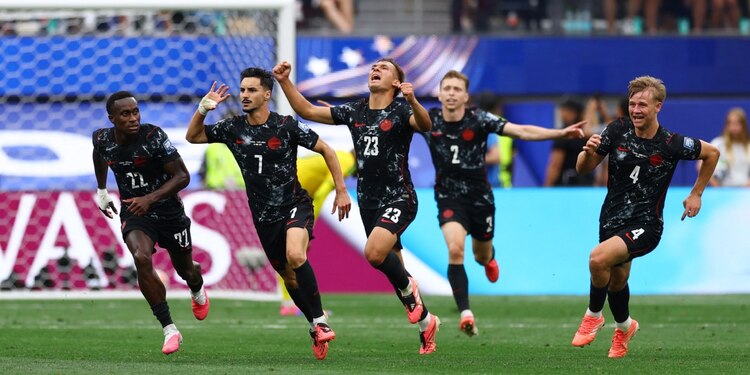Stephen Eustáquio (7) celebra el gol de Canadá ante Sudáfrica en los 16vos de final de la Copa del Mundo 2026