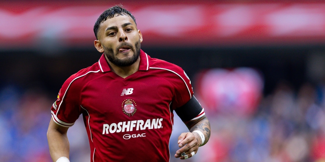 Alexis Vega, estrella de los Diablos Rojos del Toluca, es captado en un altercado con un conductor