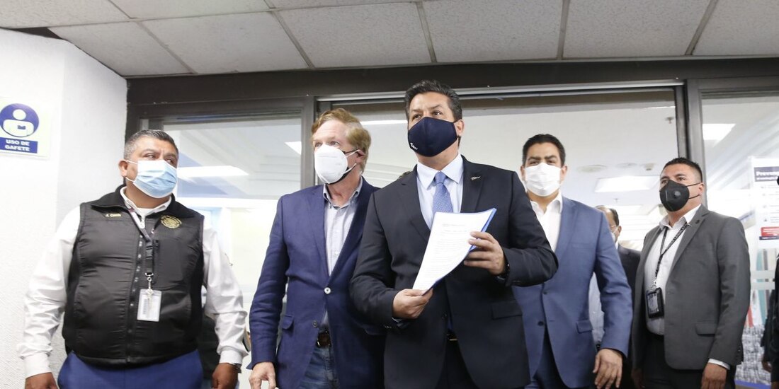 El gobernador García Cabeza de Vaca (centro), acompañado de Juan Carlos Romero Hiks, líder de diputados del PAN (der.), en febrero pasado 