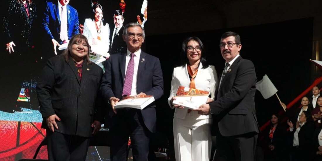 El gobernador Américo Villarreal (c.), ayer, con autoridades de la UAT.