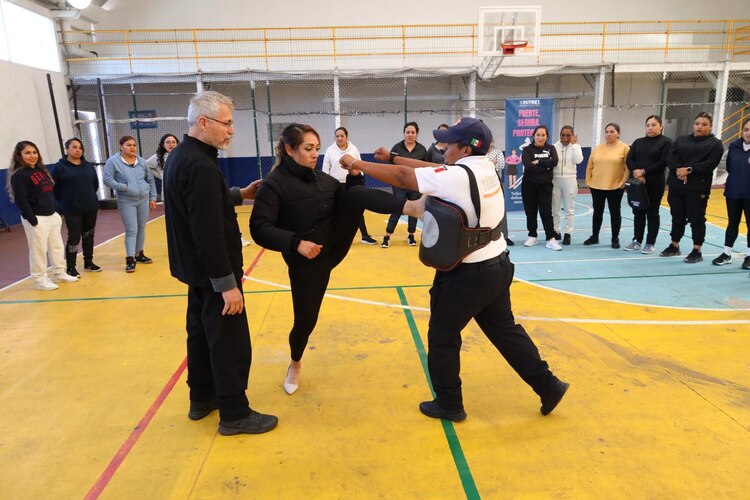 Elementos de la Seguridad Pública de Huixquilucan participan en un taller de defensa personal para reforzar su seguridad y la de la ciudadanía.