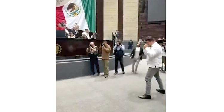El diputado Zenyazen Escobar, tras retar a un priista que lo llamó “trepador”.