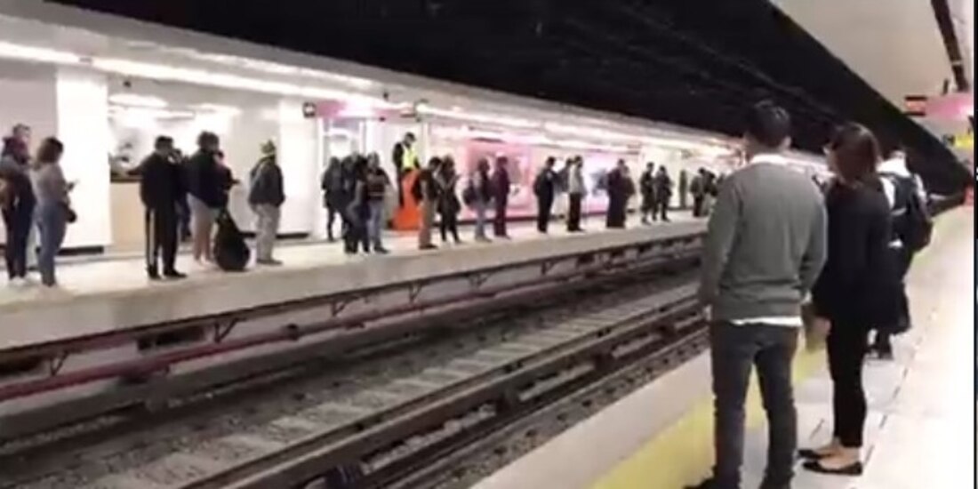 Usuarios de la Línea 1 del Metro CDMX esperan por 30 minutos la llegada de un tren en el tramo Pantitlán-Isabel La Católica, que recientemente fue abierto.