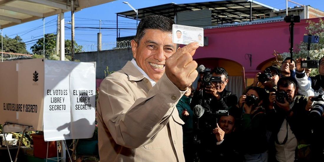 Salomón Jara, gobernador de Oaxaca, participó en el ejercicio, el cual, dijo, "fortalece la democracia".