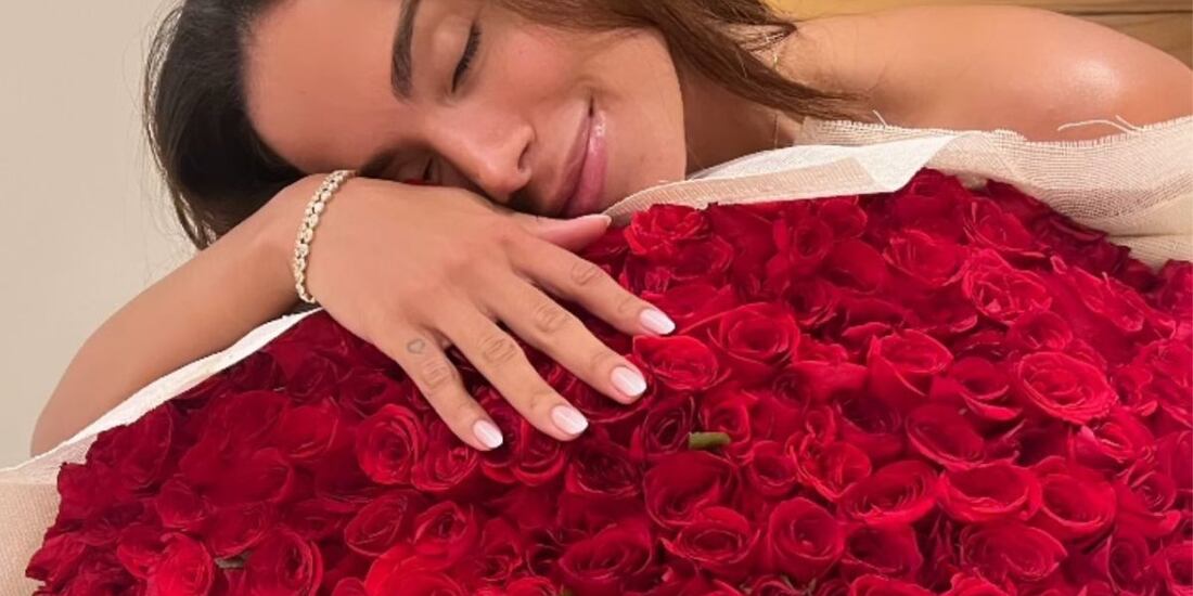 Le mandan a Anitta enorme ramo de rosas buchón ¿fue Peso Pluma? (FOTO)