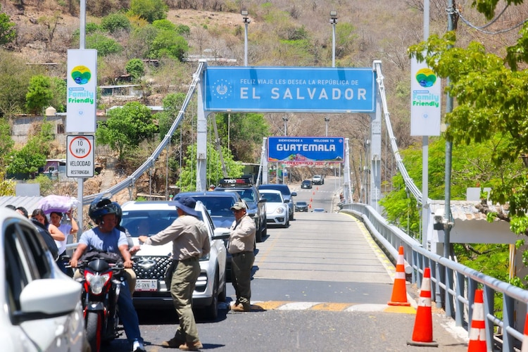 Cruce fronterizo entre Guatemala y El Salvador