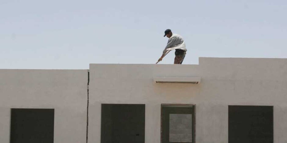 “Vivienda para el Bienestar” es una iniciativa estatal que busca reducir la desigualdad habitacional en el Estado de México mediante la entrega de materiales como tinacos, paneles solares y pisos firmes a familias que necesitan mejorar sus viviendas.