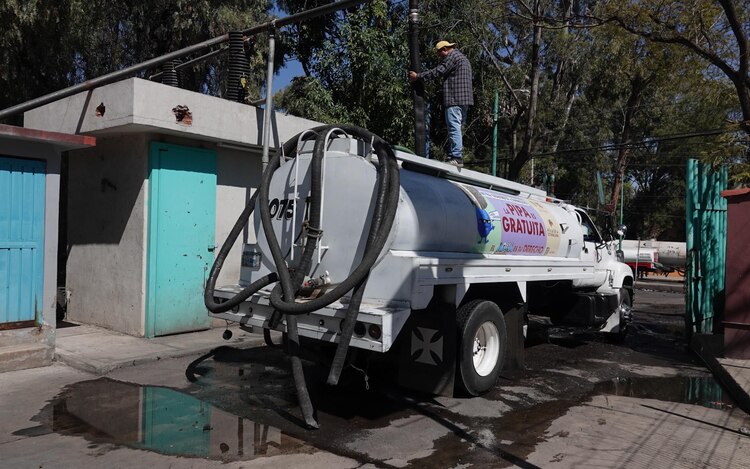 Aproximadamente 40 pipas de la alcaldía Iztapalapa se abastecen de agua en una de las garzas de la demarcación, lo cual es insuficiente para atender la demanda.