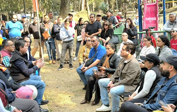 Alcalde Giovani Gutiérrez encabezó una sesión informativa con vecinas y vecinos de Paseos de Taxqueña.