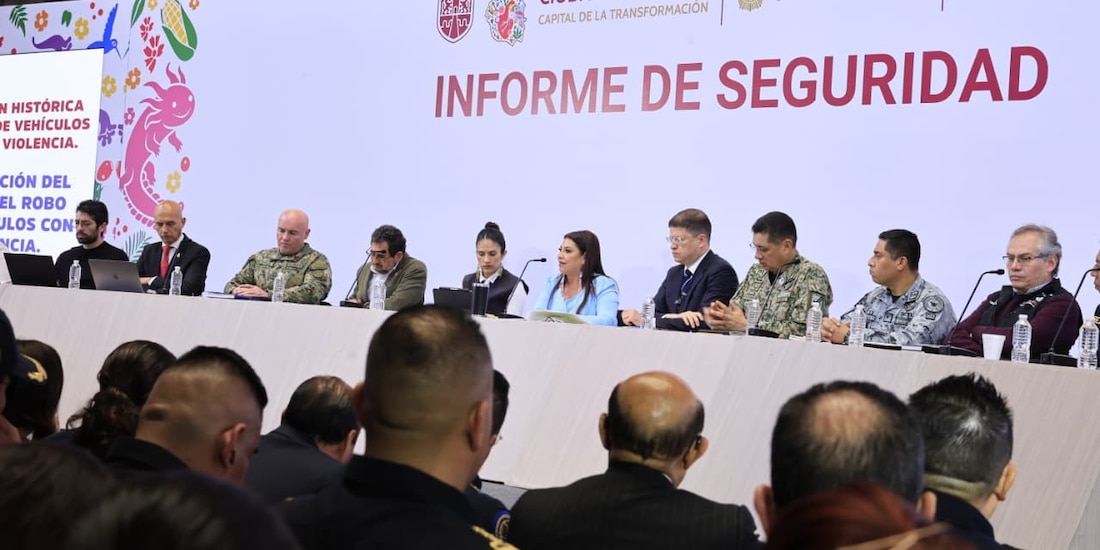 Al centro, la Jefa de Gobierno, Clara Brugada, durante la presentación del informe de seguridad de enero de 2026.