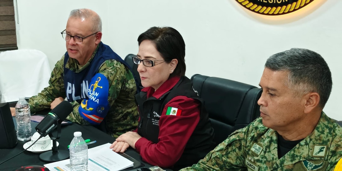 Laura Velázquez Alzúa, coordinadora Nacional de Protección Civil junto a mandos de la Semar