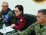 Laura Velázquez Alzúa, coordinadora Nacional de Protección Civil junto a mandos de la Semar