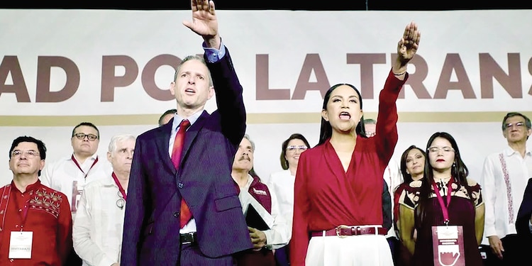 ARIADNA MONTIEL y Óscar del Cueto al protestar como presidenta y secretario de Finanzas de Morena, ayer.