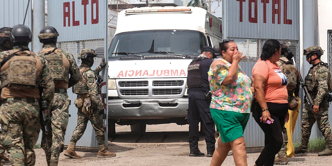 Una ambulancia sale del centro penitenciario, ayer.