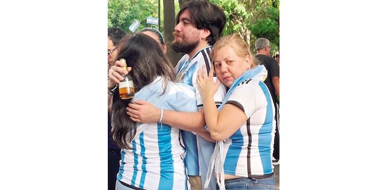 Aficionados argentinos se abrazan tras el final del encuentro.