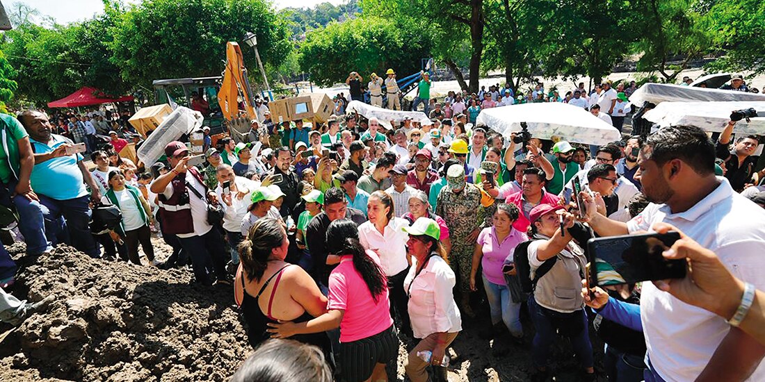 La mandataria Claudia Sheinbaum, ayer en el recorrido en Tamazunchale, SLP.