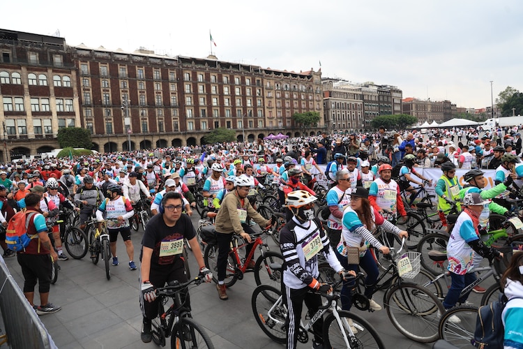 Más de 10 mil ciclistas se congregaron en el Zócalo capitalino para celebrar la apertura de la nueva infraestructura ciclista "La Gran Tenochtitlan".