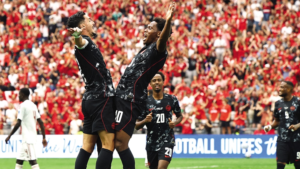 Stephen Eustaquio y Jonathan David celebran un tanto, ayer.