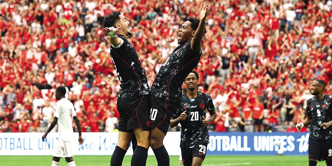 Stephen Eustaquio y Jonathan David celebran un tanto, ayer.